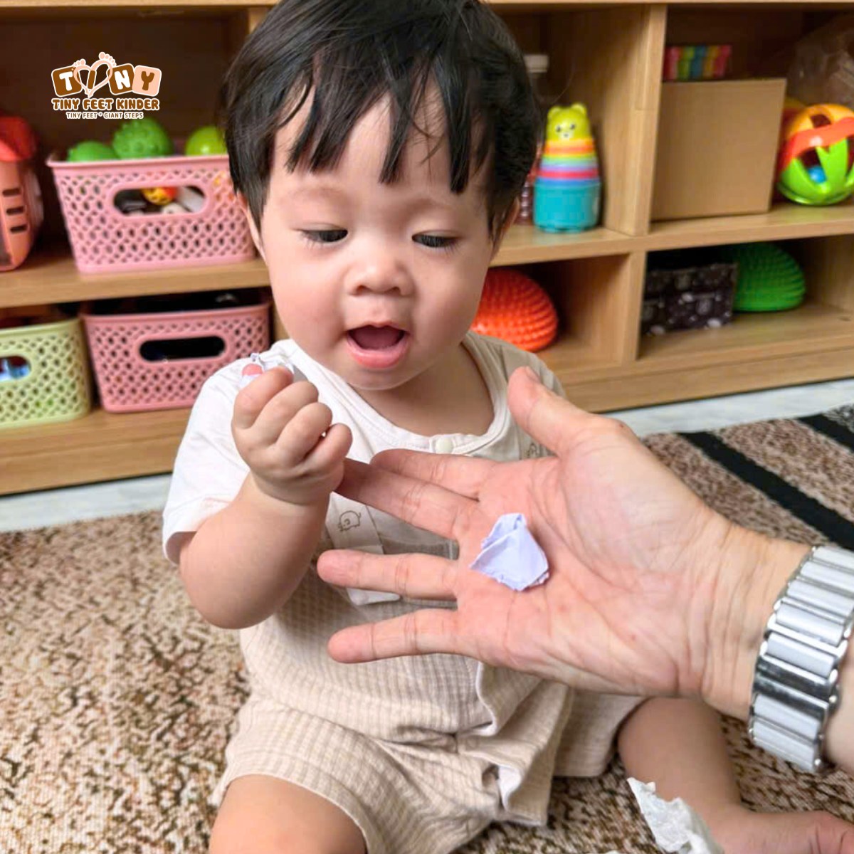 Hình ảnh 🎈 Tay con vo… giấy lách tách! 🎈
